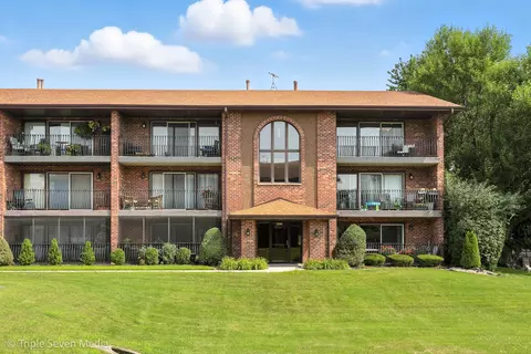 8202 Millstone Dr #3A, Palos Hills, IL 60465