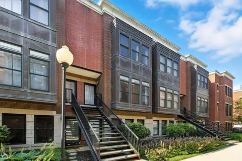 835 W Village Ct, Chicago, IL 60608