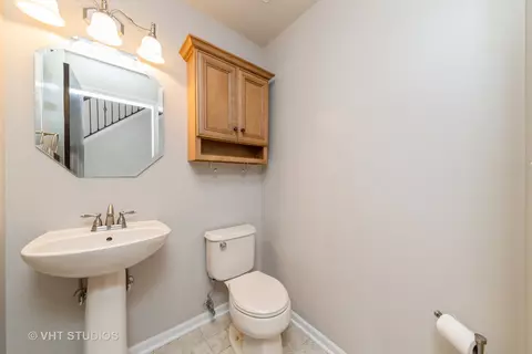 Bath - 1289 Evergreen Ln, Elgin, IL 60123 photo 1 of 3