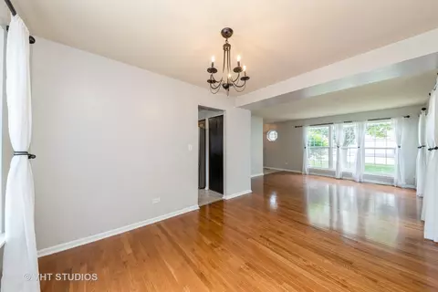 Living - 1289 Evergreen Ln, Elgin, IL 60123 photo 2 of 3