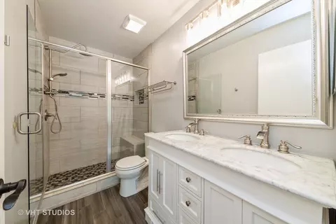 Bath - 1289 Evergreen Ln, Elgin, IL 60123 photo 3 of 3