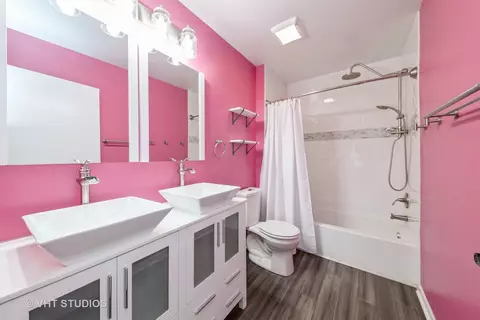 Bath - 1289 Evergreen Ln, Elgin, IL 60123 photo 2 of 3