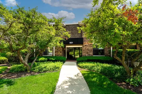 451 Raintree Ct #1C, Glen Ellyn, IL 60137