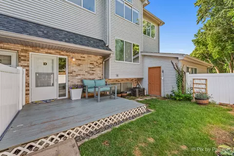 392 Park Ridge Ln #D, Aurora, IL 60504