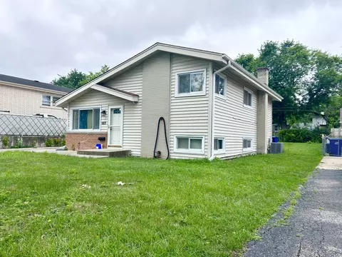 622 N Wisconsin Ave, Villa Park, IL 60181