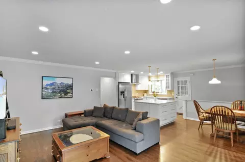 1133 Dell Rd, Northbrook, IL 60062 photo 4