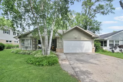 1133 Dell Rd, Northbrook, IL 60062