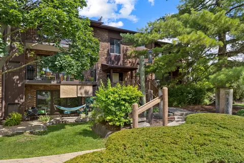 1313 Cass Ln #301, Westmont, IL 60559
