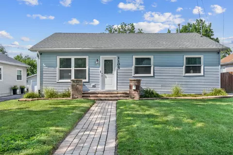 1105 W New York St, Aurora, IL 60506