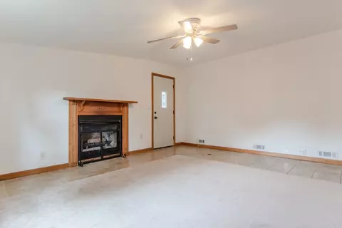 Living - 378 E Union St, Seneca, IL 61360 photo 3 of 6