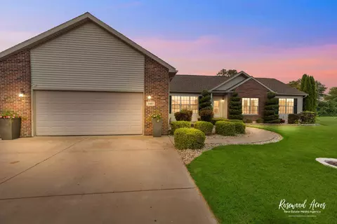 3083 Deer Run Dr, Kankakee, IL 60901