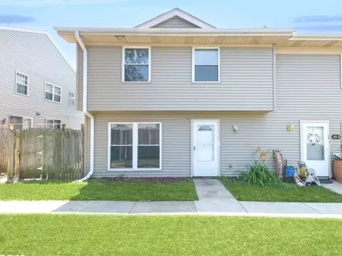 11 Fernwood Dr #I, Bolingbrook, IL 60440
