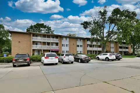 960 Beau Dr #205, Des Plaines, IL 60016