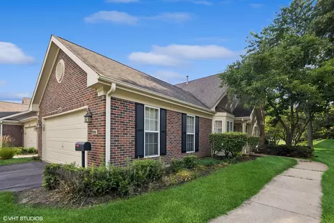 639 Clover Hill Ln, Elk Grove Village, IL 60007
