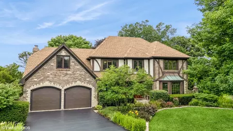 1 S520 Swan Lake Ct, Wheaton, IL 60189