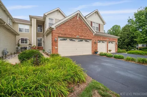 289 Birch Ln #289, Saint Charles, IL 60175