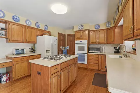 Kitchen - 3581 Persimmon Dr, Algonquin, IL 60102 photo 4 of 5