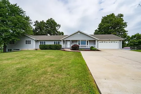 15054 E 2500 North Rd, Hudson, IL 61748