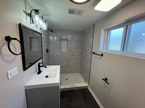 Bath - 535 Florian Dr, Des Plaines, IL 60016 photo 2 of 2