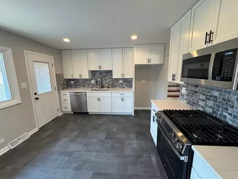 Kitchen - 535 Florian Dr, Des Plaines, IL 60016 photo 1 of 2