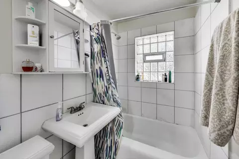 Bath - 1555 Monroe Ave #2, River Forest, IL 60305 photo 1 of 1