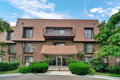 4000 Dundee Rd #302, Northbrook, IL 60062