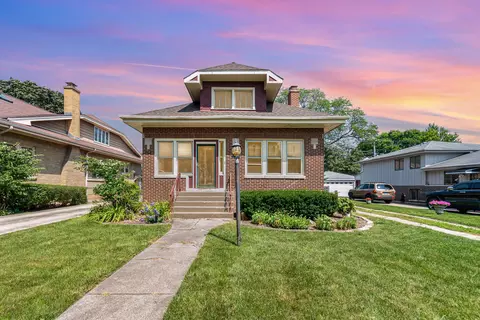 811 Robinhood Ln, La Grange Park, IL 60526