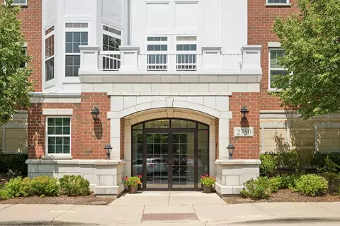 2750 Commons Dr #307, Glenview, IL 60026
