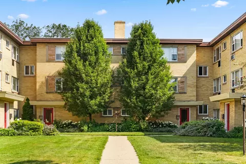 2117 Howard St #2D, Evanston, IL 60202