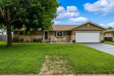1136 Jackson St, Pecatonica, IL 61063 photo 2