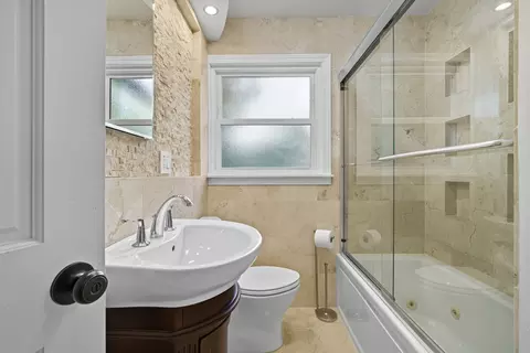 Bath - 630 Hermitage Dr, Deerfield, IL 60015 photo 1 of 2