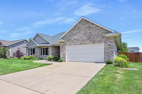 2214 Bracebridge Rd, Bloomington, IL 61705