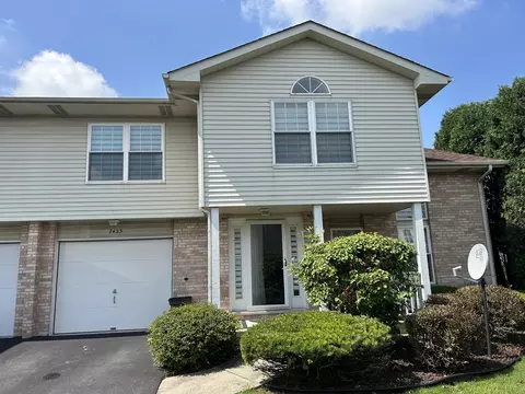 7423 Honey Locust Dr #7423, Justice, IL 60458