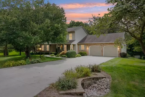 16041 Huntington Dr, Bloomington, IL 61705