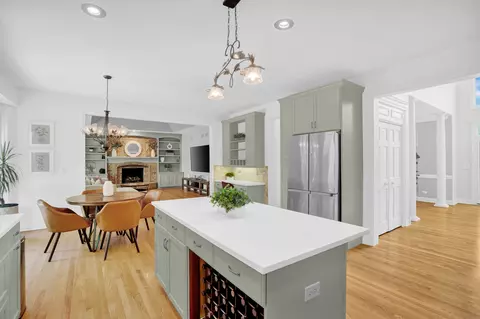 Kitchen - 246 Hawk Hollow Dr, Bartlett, IL 60103 photo 4 of 5