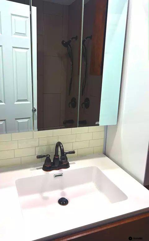 Bath - 1212 Thyne Ct #29C, Wheeling, IL 60090 photo 3 of 4