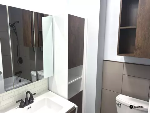 Bath - 1212 Thyne Ct #29C, Wheeling, IL 60090 photo 1 of 4
