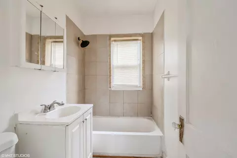 Bath - 32 E 119th St, Chicago, IL 60628 photo 1 of 2