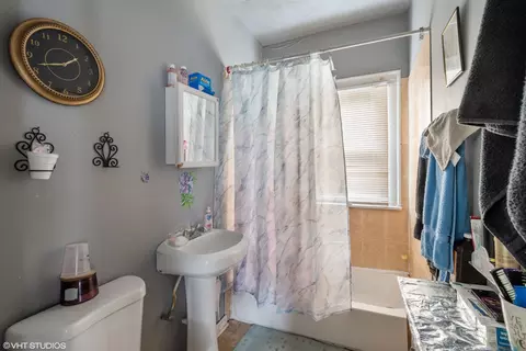 Bath - 32 E 119th St, Chicago, IL 60628 photo 2 of 2