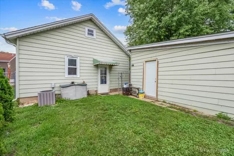 Exterior - 633 Slade Ave, Elgin, IL 60120 photo 3 of 6