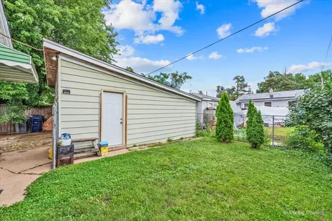 Exterior - 633 Slade Ave, Elgin, IL 60120 photo 4 of 6