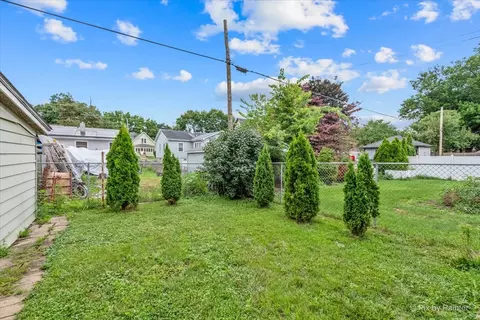 Exterior - 633 Slade Ave, Elgin, IL 60120 photo 5 of 6