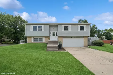 30 W145 Country Lakes Dr, Naperville, IL 60563
