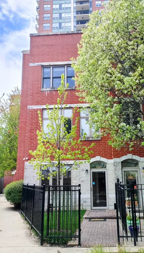 331 E 17th St, Chicago, IL 60616