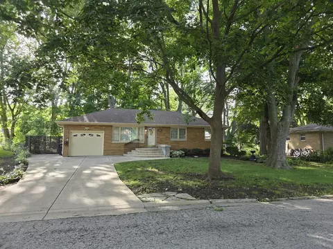 1206 Maplewood Dr W, Normal, IL 61761