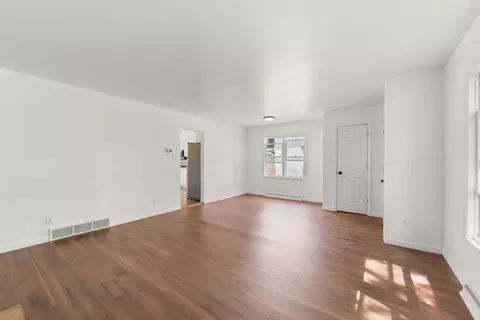 Living - 1063 S 8th Ave, Kankakee, IL 60901 photo 2 of 3