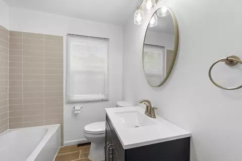 Bath - 1063 S 8th Ave, Kankakee, IL 60901 photo 1 of 1