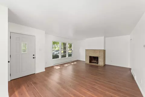 Living - 1063 S 8th Ave, Kankakee, IL 60901 photo 3 of 3