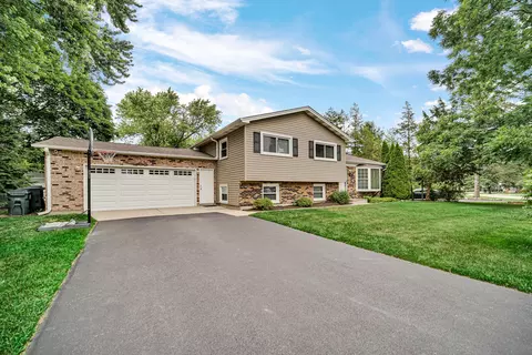 1904 Burr Oak Ln, Lindenhurst, IL 60046