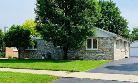 5121 W 101st St, Oak Lawn, IL 60453